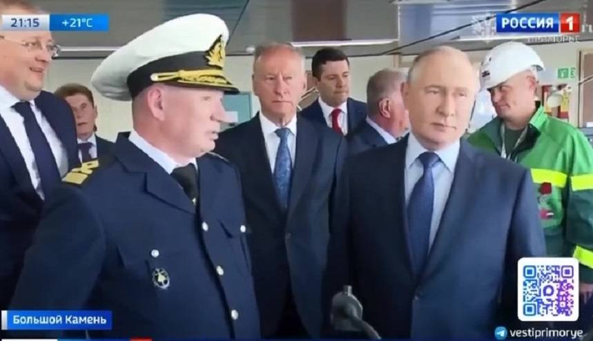 Владимир Путин поднялся на палубу нового гигантского ледокола в Большом Камне