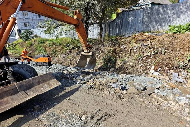 Во Владивостоке обновили более 7 тысяч квадратных метров дорог за неделю