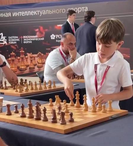 Юный вундеркинд-шахматист не проиграл ни одной партии одновременной игры на полях ВЭФ