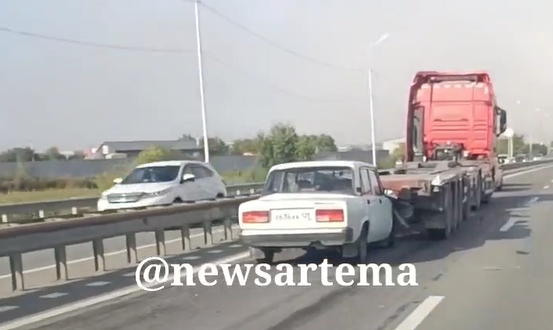 Жесткое ДТП: легковушка влетела в автоприцеп в Приморье
