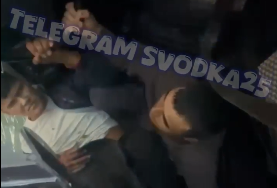 Автомобиль перевернулся во Владивостоке: двух человек зажало в салоне