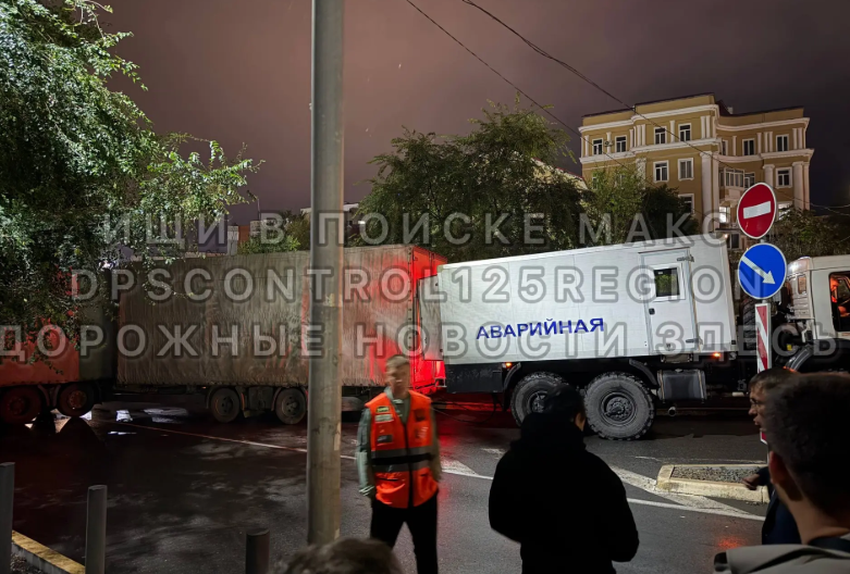 Большегруз столкнулся с тепловозом на железнодорожном переезде во Владивостоке