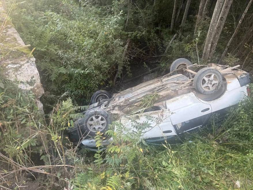 Мужчина едва не погиб в перевернувшемся автомобиле в Приморье
