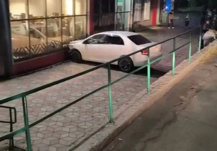 В Приморье задержан автомолюбитель, который сбил пешехода и протаранил витрину магазина