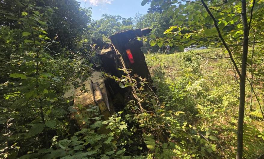 Автокран на скорости не вошёл в поворот и улетел в кювет на трассе в районе Шаморы