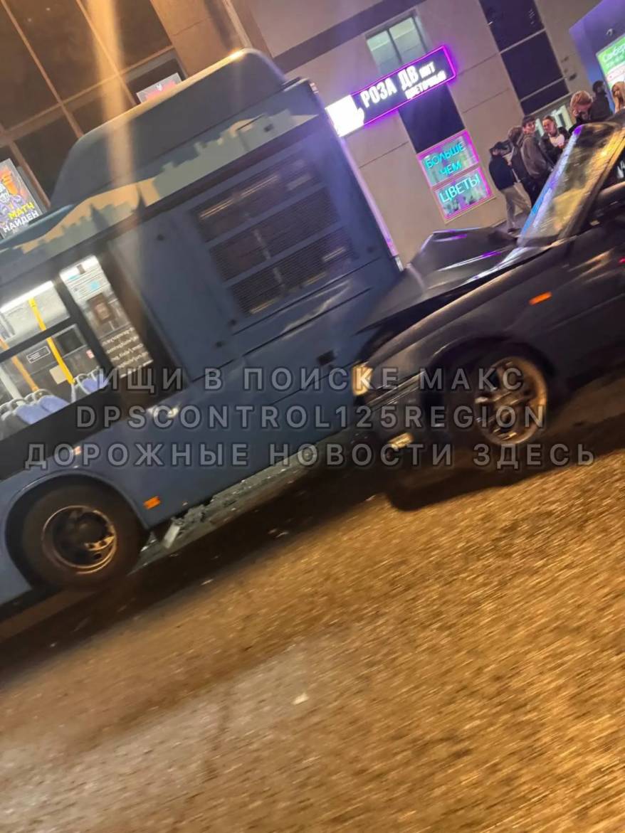 Легковушка на полном ходу впечаталась в пассажирский автобус во Владивостоке