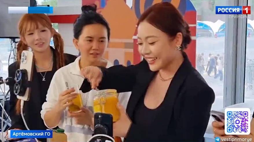 Одну из самых известных блогеров Китая встретили в аэропорту власти Владивостока
