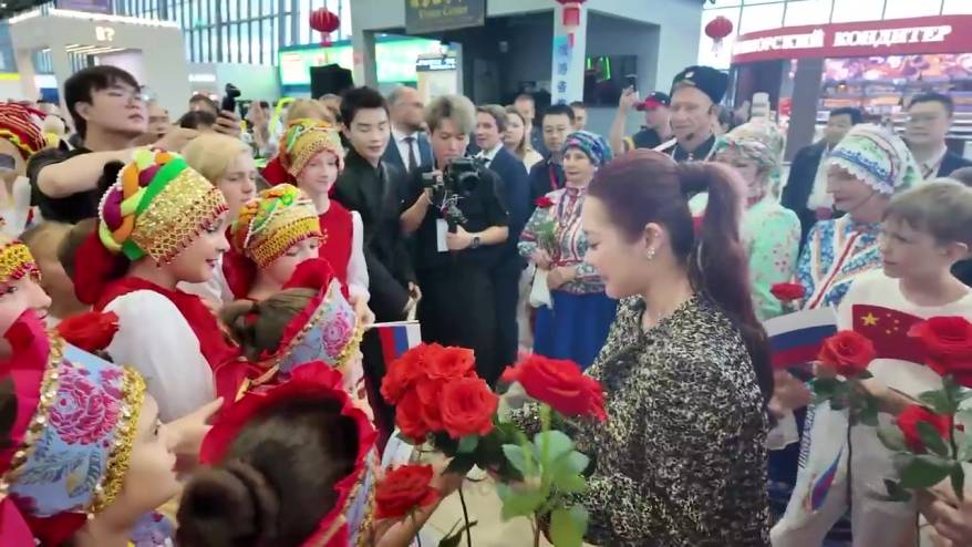 Одну из влиятельных блогеров Китая приветствовал в аэропорту Владивостока глава города