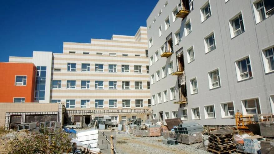 В Надеждинском округе готовность нового больничного комплекса достигла 80%