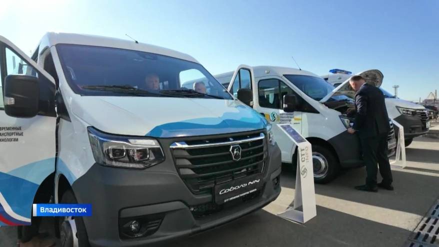 Небольшой автосалон открылся на парковке у высотки правительства Приморья