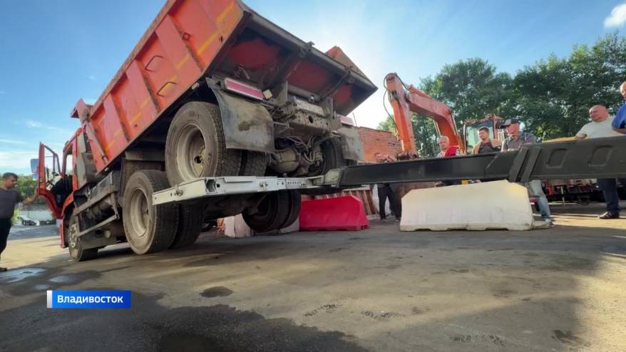 Владивосток обзавелся спецтехникой для эвакуации большого транспорта
