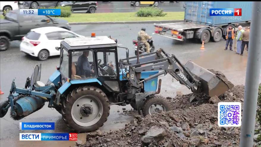 «Машины буквально плыли»: последствия непогоды устраняют во Владивостоке