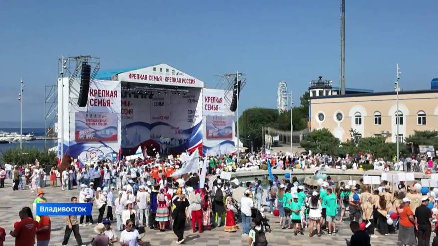 «Крепкая семья – крепкая Россия»: парад многодетных семей состоялся во Владивостоке