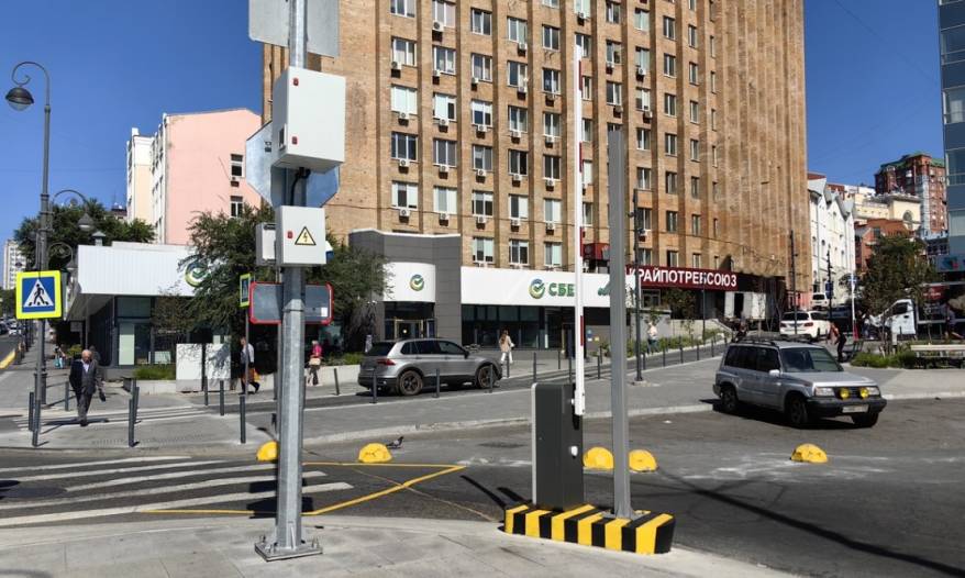 «Стрела опущена»: шлагбаум работает на площади Семёновской во Владивостоке