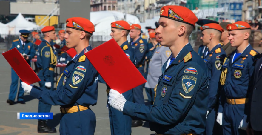 Их выбор - спасать: курсанты Дальневосточной пожарно-спасательной академии приняли присягу