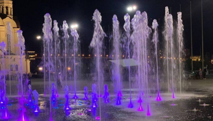 Из-за сильного ветра в центре Владивостока отключили фонтаны