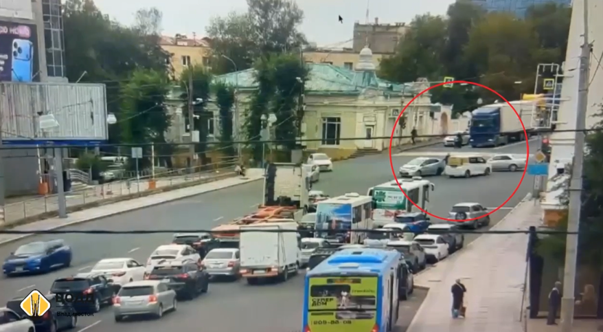 ДТП с участием трех автомобилей собирает огромную пробку во Владивостоке