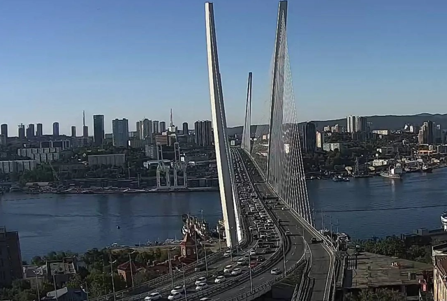 "Коловая" пробка образовалась на Золотом мосту из-за ДТП