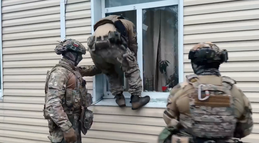 Жесткое задержание во Владивостоке: силовики разбили окно и ворвались в дом