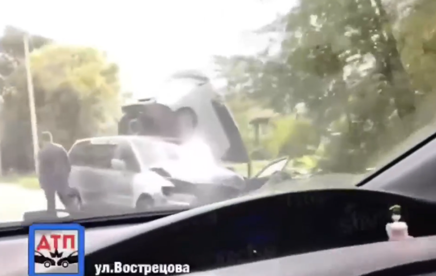 Дичайшее ДТП в Приморье: автомобиль "оседлал" другое авто