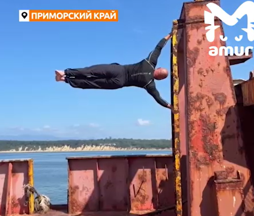 Самый сильный пожарный России превратил заброшенный контейнеровоз под Находкой в спортзал