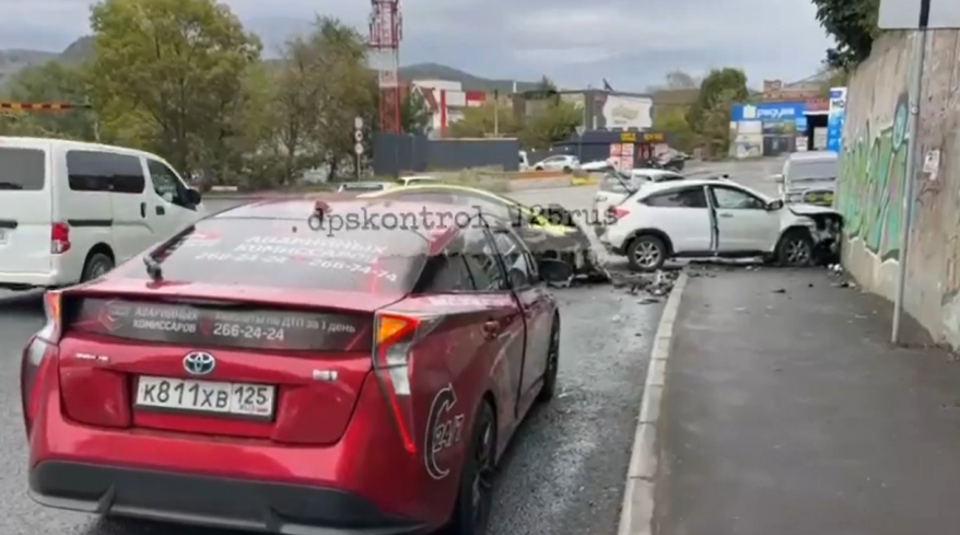 "Тачки в хлам": жесткое лобовое ДТП с участием такси произошло во Владивостоке