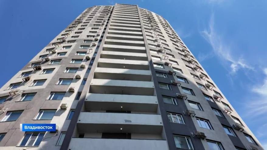 Мужчина выпал с высоты многоэтажки после жуткого избиения во Владивостоке
