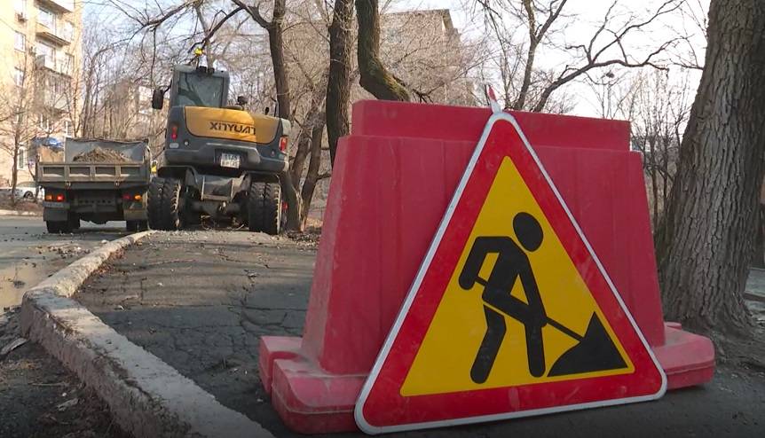 Дорожники устраняют последствия непогоды во Владивостоке