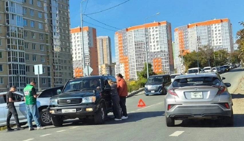 Пробка собирается: авто столкнулись на дороге Владивостока