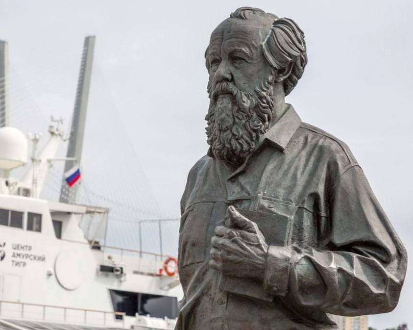 История с переездом памятника Солженицыну во Владивостоке получила неожиданный поворот