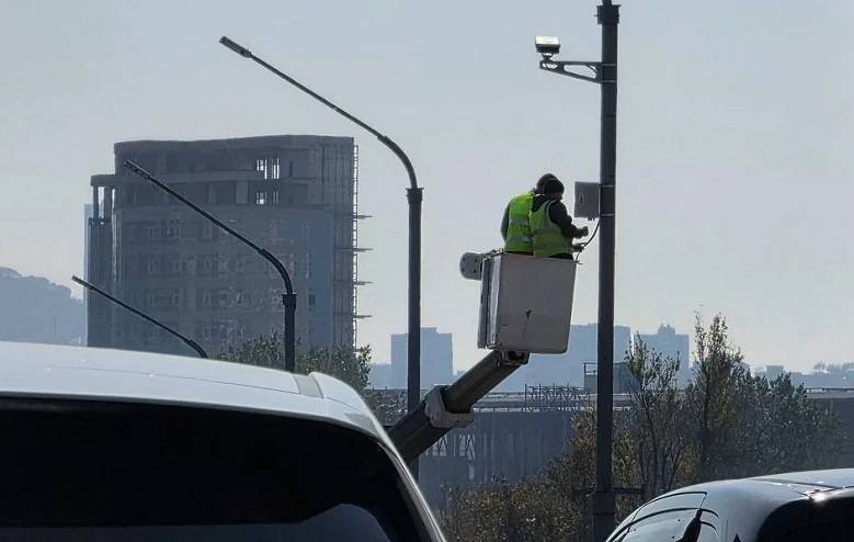 Пробка в центре Владивостока: на путепроводе устанавливают новые камеры