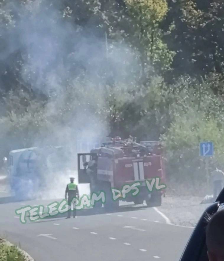 Во Владивостоке перекрыто движение из-за горящего бензовоза