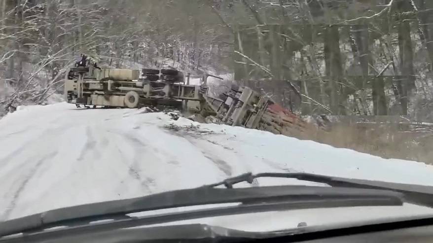 Огромный длинномер потерпел крушение на одном из перевалов в Приморье