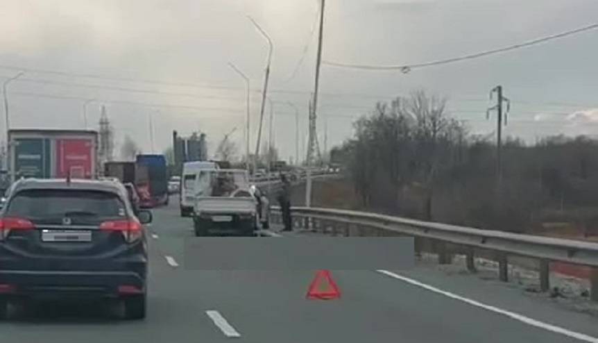 Примчалась скорая: грузовик влетел в «жука» на трассе под Владивостоком