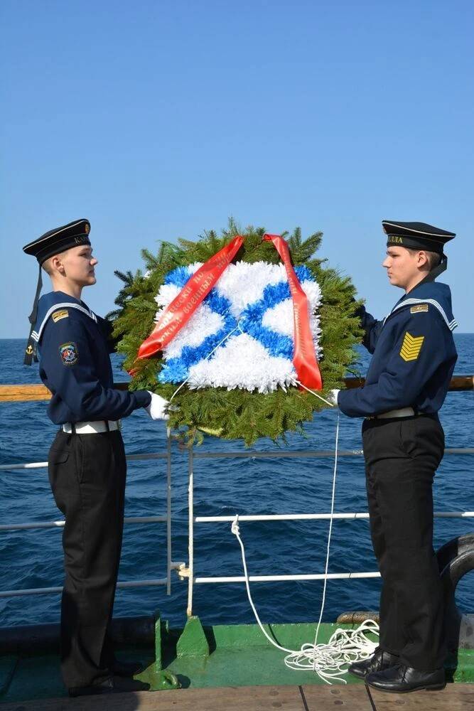 Экипаж фрегата "Паллада" почтил память русских моряков, погибших в Цусимском сражении