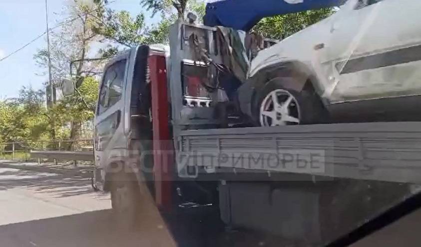 Авто эвакуируют с улиц Владивостока