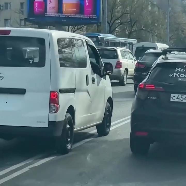 «Высунул из авто, напугал водителей»: инцидент произошел на дороге Владивостока