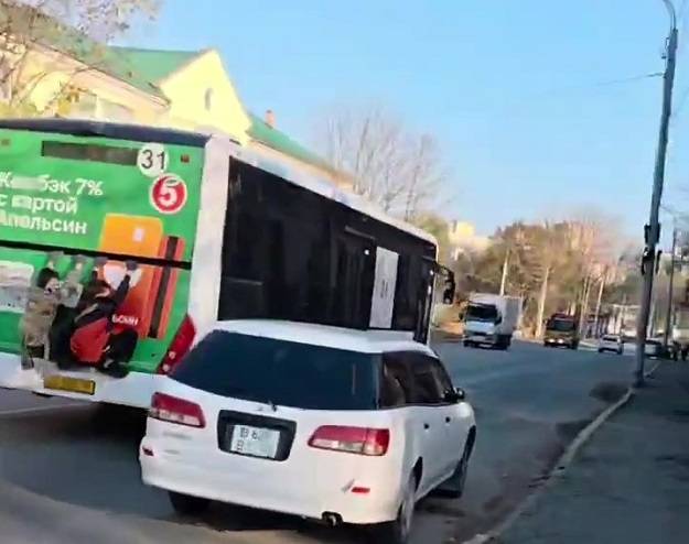 Опасный аттракцион устроили подростки на дороге Владивостока