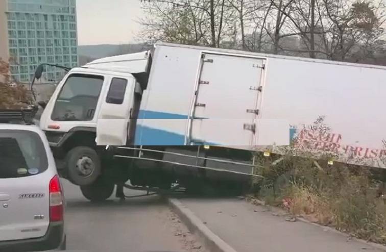 Собирается пробка: грузовик перекрыл полосу движения во Владивостоке