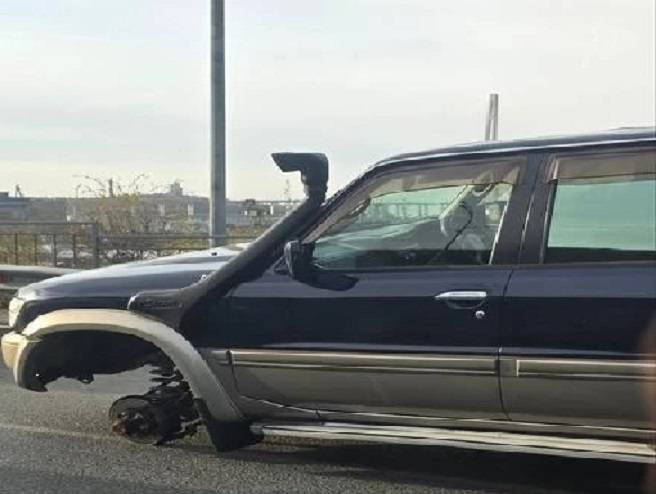Авто потеряло колесо по дороге к Русскому острову