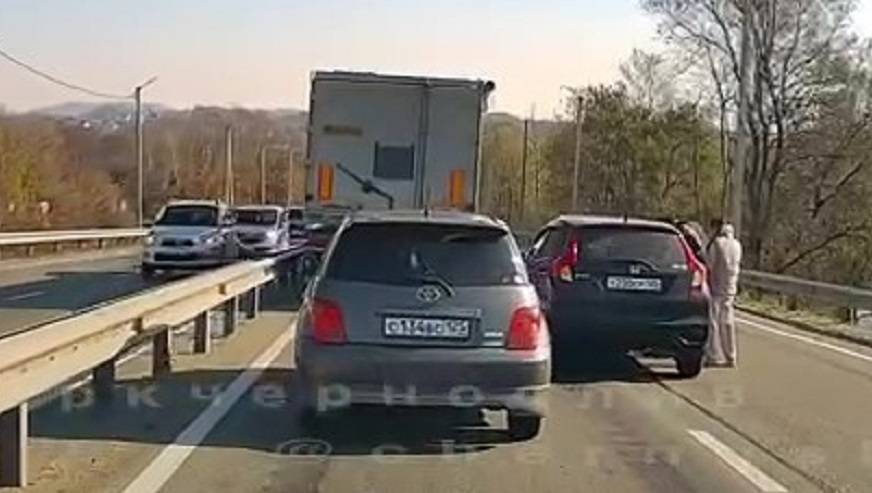 Скотч против законов физики: водитель устроил ДТП на ровном месте по дороге во Владивосток