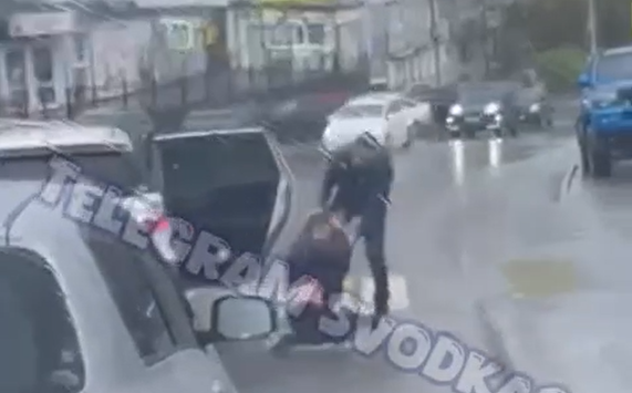 Невменяемый мужчина забрался в чужой автомобиль на дороге во Владивостоке