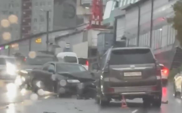 "Лобовое" ДТП во Владивостоке: легковушка не уступила дорогу джипу