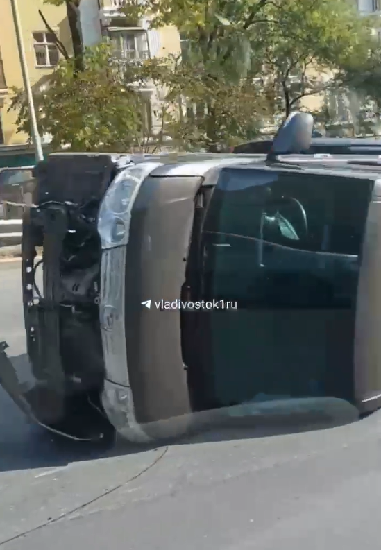 "Автомобиль на боку": сотрудники ГАИ работают на месте серьезного ДТП во Владивостоке
