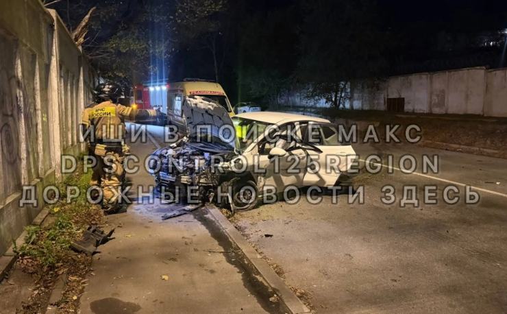 Nissan Note на большой скорости влетел в бетонные блоки во Владивостоке