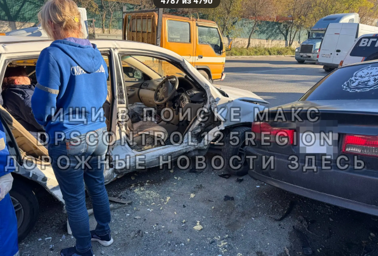 Людей зажало в салоне: спасатели "вырезали" из авто пострадавших в ДТП во Владивостоке