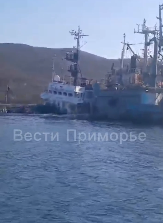 Затопленное судно возле Русского острова грозит экологической катастрофой