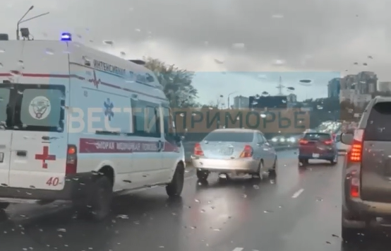 Полиция ищет водителя авто, не пропустившего скорую помощь во Владивостоке