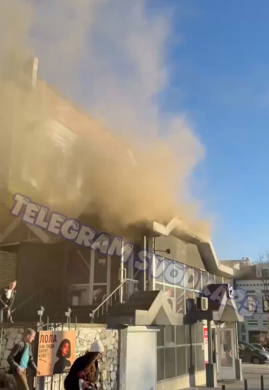 Кафе горит в центре Владивостока