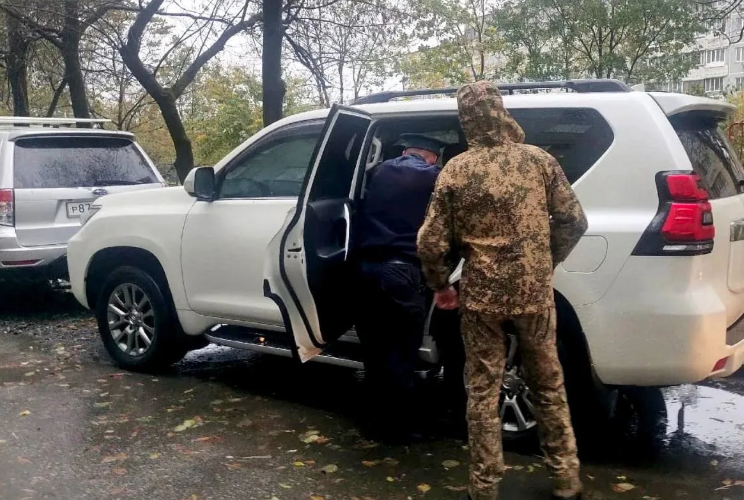 В Приморье у местного коррупционера конфисковали дорогостоящий внедорожник